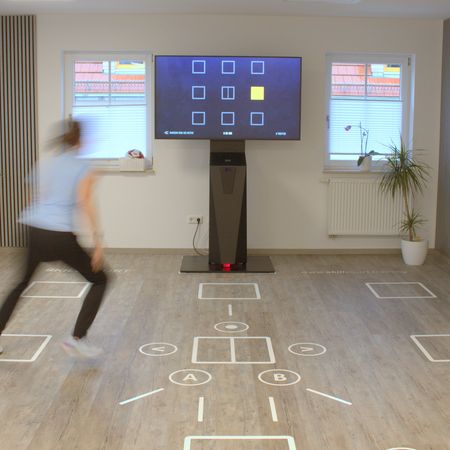 Person bei der Ausführung kognitiver Übungen