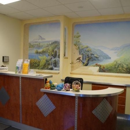 Empfangsschalter mit Landschaftsbildern im Hintergrund