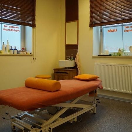 Physiotherapieraum mit einem verstellbaren Behandlungstisch