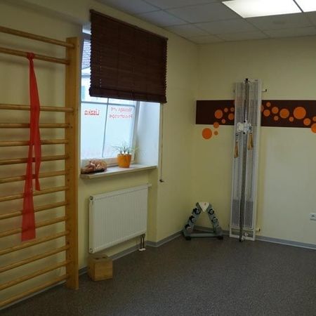 Innenraum eines Physiotherapieraums mit Trainingsgeräten