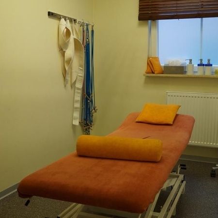 Physiotherapieraum mit einem verstellbaren Behandlungstisch