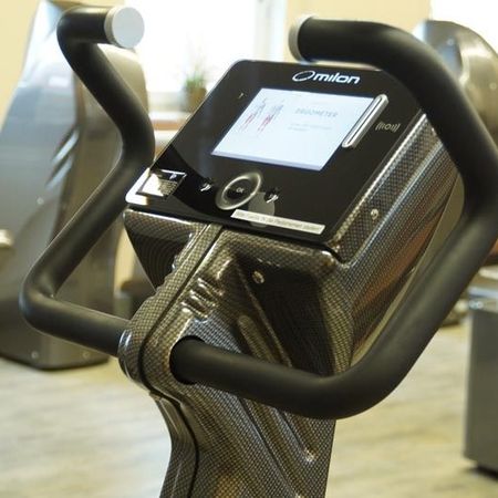 Konsole eines Ellipsentrainers in einem Fitnessstudio