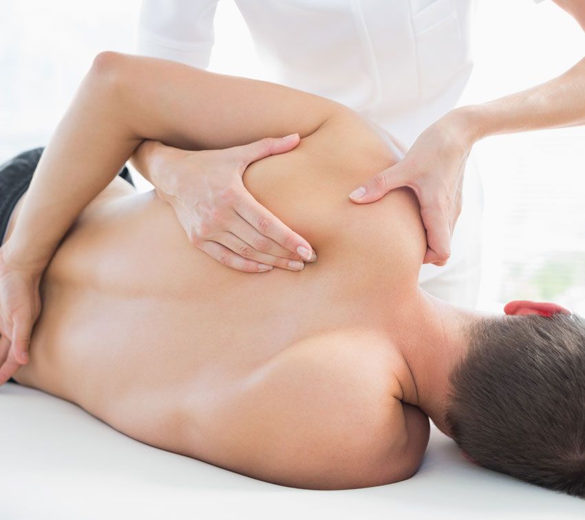 Eine Person erhält eine therapeutische Massage